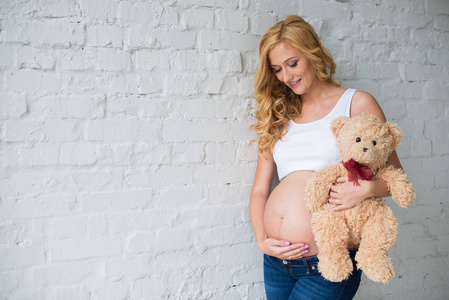 可爱的泰迪熊怀孕女孩