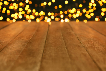 带发光圣诞灯的木桌