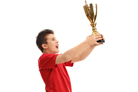 快乐的年青运动员举起奖杯图片