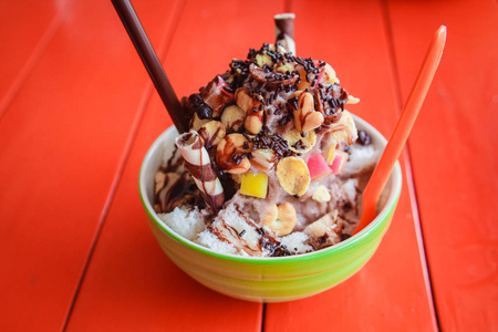 自制百丽鸡尾酒带果酱和奶油的甜包子咖啡加奶油海绵蛋糕的背景上刨冰