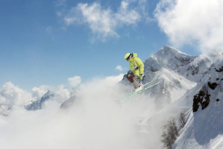 山上的飞行滑雪。极端的冬季运动