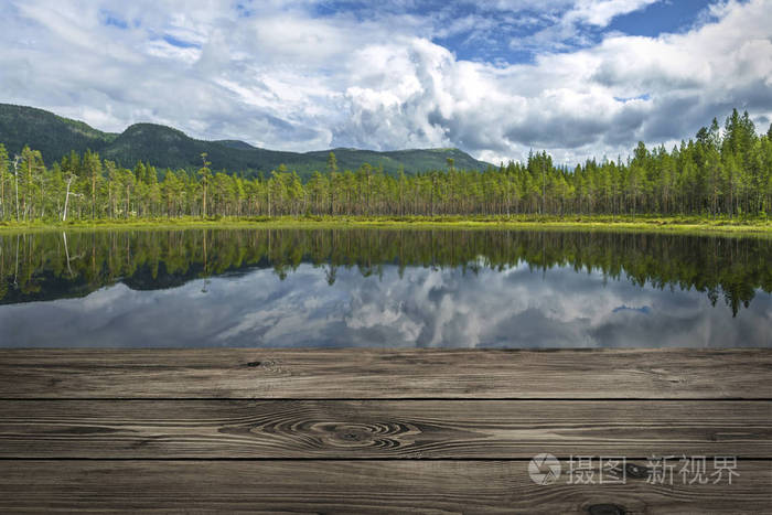 森林山湖背景木板木桌照片 正版商用图片0r2pt9 摄图新视界