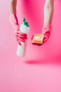 带清洗海绵和清洗液的橡胶手套中女性清洁剂的裁剪图像