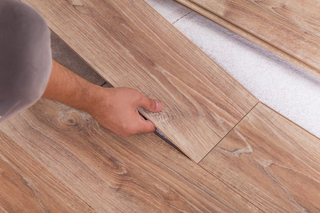 安装地板。木匠衬到实木复合地板板
