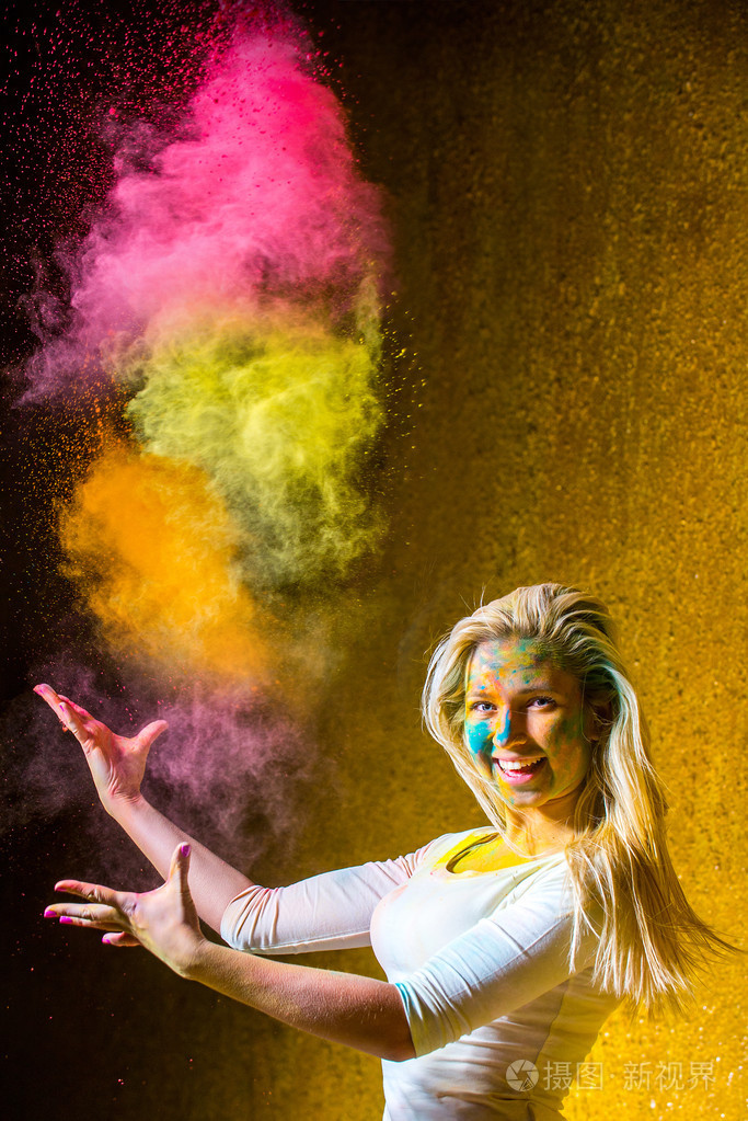 洒红节涂料的女孩