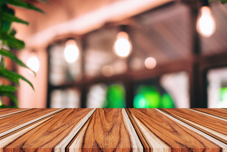 咖啡店或餐厅前的空木桌和模糊背景, 用于展示产品或蒙太奇