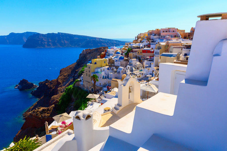 圣托里尼岛, 希腊。伊亚镇传统的白色房子和教堂与蓝色圆顶在口, 爱琴海