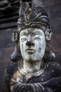 在巴厘岛寺庙入口门上的石头雕塑