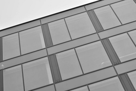 现代建筑用钢和玻璃制成的墙体。黑白相间