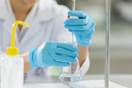 是这位科学家的女人是表明滴定技术照片