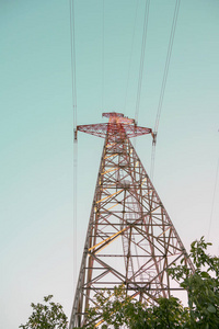 输电线路塔具有奇特的混凝土基础施工过程。高压电极