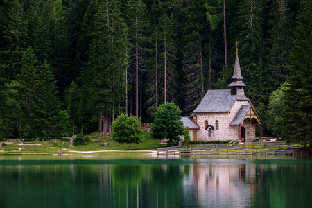 在 Braies 湖 Pragser Wildsee 在 Sudtirol，意大利多洛米蒂山一座小教堂
