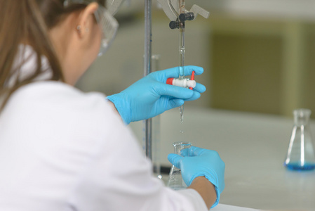 这位科学家是这位科学家的女人是表明滴定技术照片