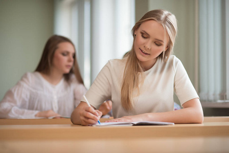 学生女孩坐在办公桌前