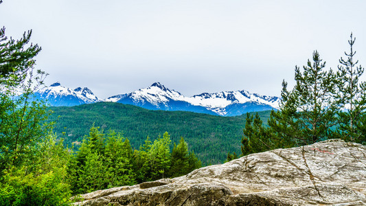 前锯肌山从附近城镇 Squamish 英国哥伦比亚公路 99