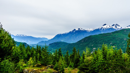 前锯肌山从附近城镇 Squamish 英国哥伦比亚公路 99