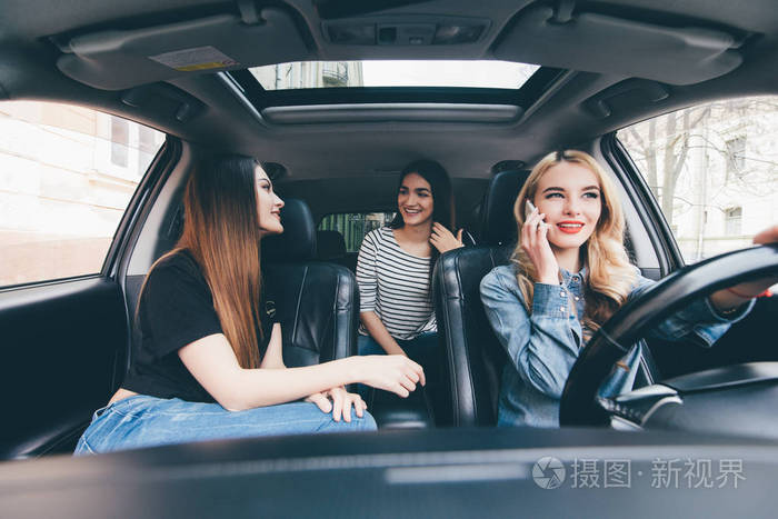 两位美丽年轻的女性朋友一起交谈中 o 车上道路旅行