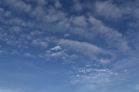 蓝蓝的天空和 cloudscape 为背景