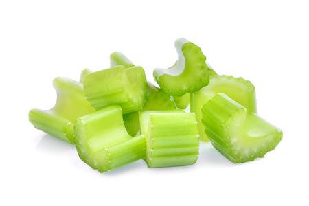 切碎的芹菜杆上孤立的白色背景照片