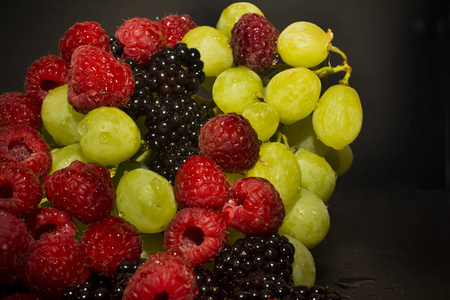 各种水果, 黑莓, 覆盆子和葡萄
