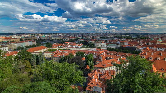 布拉格老城全景, 红色屋顶 timelapse, 著名的查尔斯桥和伏尔塔瓦河河, 捷克共和国。查看从上面布拉格城堡附近