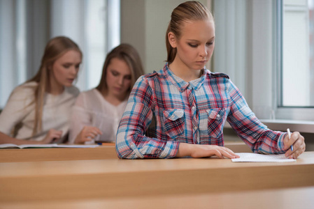 学生女孩坐在办公桌前