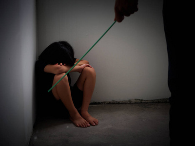 家庭暴力︰ 女性手用衣架挂起来背景下的孩子.