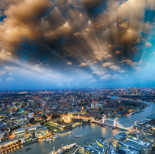晚上泰晤士河畔的塔桥和城市天际线, 鸟瞰伦敦英国