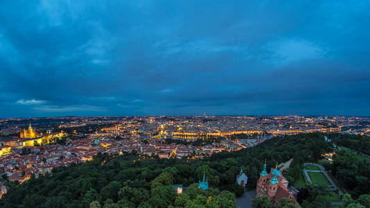 美妙的天到夜转折 timelapse 看法到布拉格城市从 Petrin 观察塔在捷克共和国。夏日 Coudy 天空。鱼眼镜片