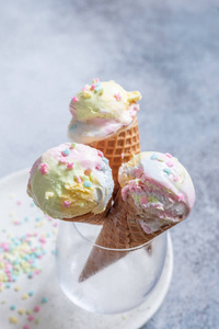 五颜六色的独角兽冰淇淋锥