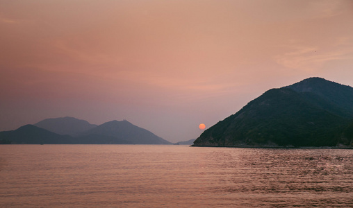 在海上的日落美景。很多的岛屿