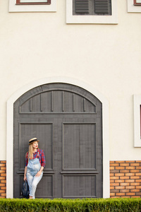 女孩站在门边的一座建筑