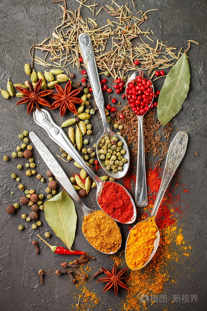 各种天然香料, 调味料和草药在匙石桌子上