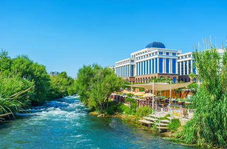 豪华旅游酒店坐落在下 Duden 瀑布附近, 并在 Duden 河, 安塔利亚, 土耳其的风景区夏季餐厅