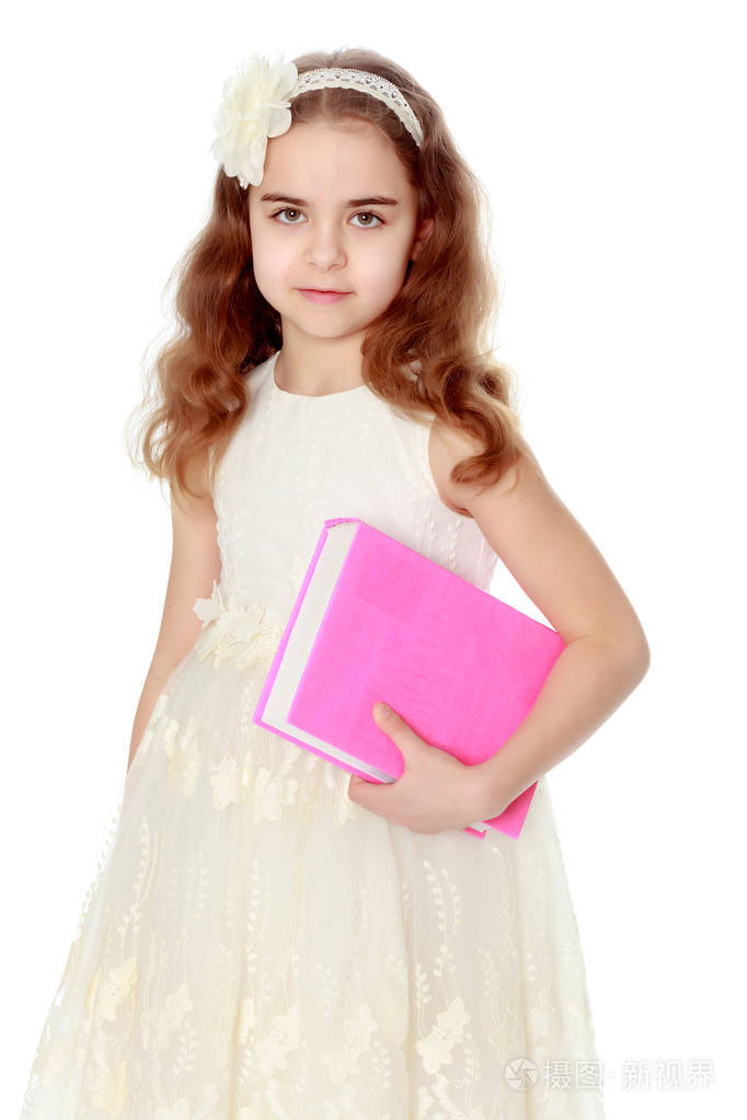 美丽的女孩,她的手里拿着书