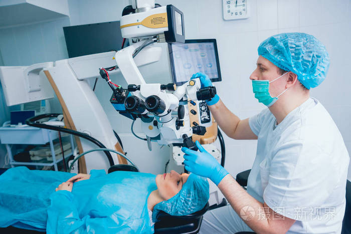 眼科外科手术室的病人和外科医生