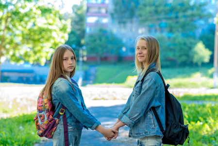 站着的女生图片