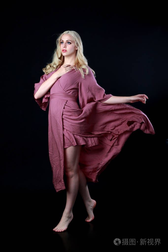 站立姿势.黑色工作室背景