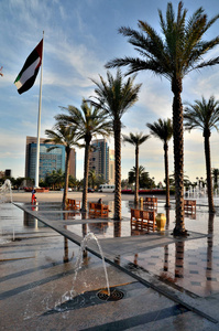 阿联酋阿布扎比摩天大楼背景下的喷泉
