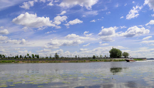 Kotorosl 河的路堤。从 Damansky 岛看公园和斯特拉千禧年