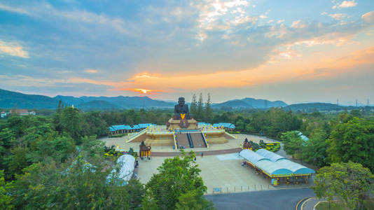 扫管笏清迈 Mongkol 寺的夕阳