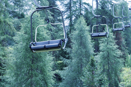 山地景观中的空 chairlifts