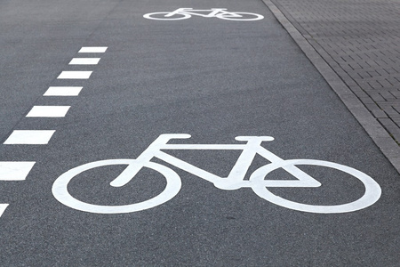 在道路上的自行车车道标志