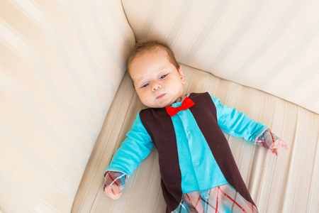 可爱的宝宝，红色的头发，蓝眼睛的男孩。刚出生的孩子 lyling 在沙发上