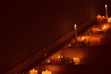 在黑暗中的楼梯上燃烧蜡蜡烛