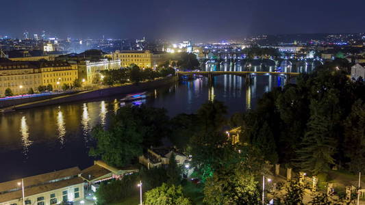 伏尔塔瓦河河夜景的景观观 timelapse 与布拉格历史中心 带有红色屋顶和多色墙的老城建筑和地标