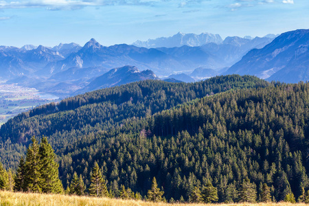 从山坡上俯瞰壮丽的阿尔卑斯山脉, 德国