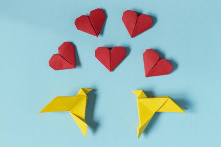 黄色的鸟，红色的心。折纸。情人节的礼物卡