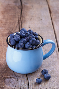 成熟的蓝莓在一杯