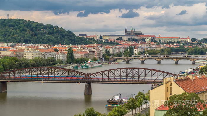 从维舍格勒的观察甲板观看布拉格 timelapse。布拉格。捷克共和国。伏尔塔瓦河河和桥梁。乌云密布的暴风雨天气